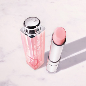 Dior Addict Lip Glow - Farbverstärkender Lippenbalsam - 24h Feuchtigkeit - 97% Inhaltsstoffe natürlichen Ursprungs Dior Addict Lip Glow - Farbverstärkender Lippenbalsam - 24h Feuchtigkeit - 97% Inhaltsstoffe natürlichen Ursprungs